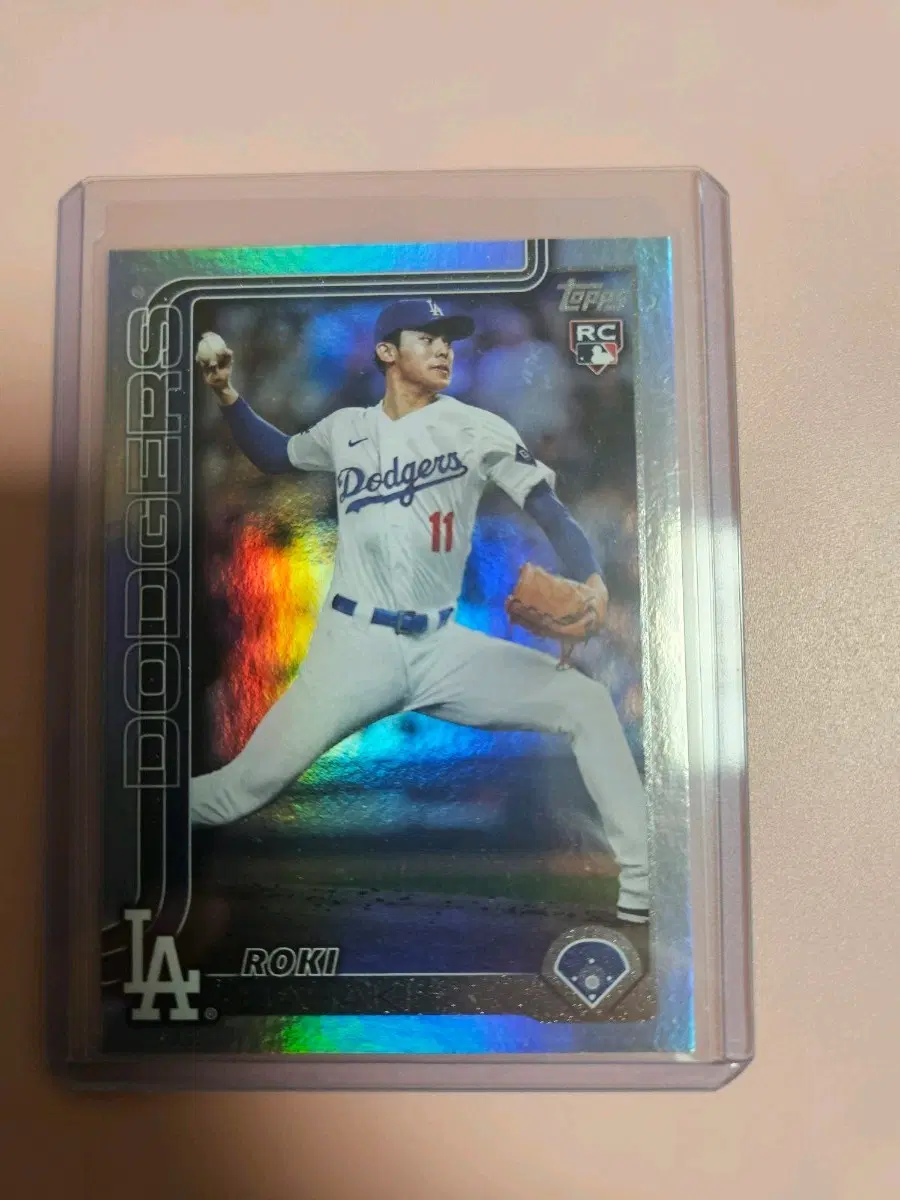 사사키 2025 Topps Rainbow Foil 루키 카드