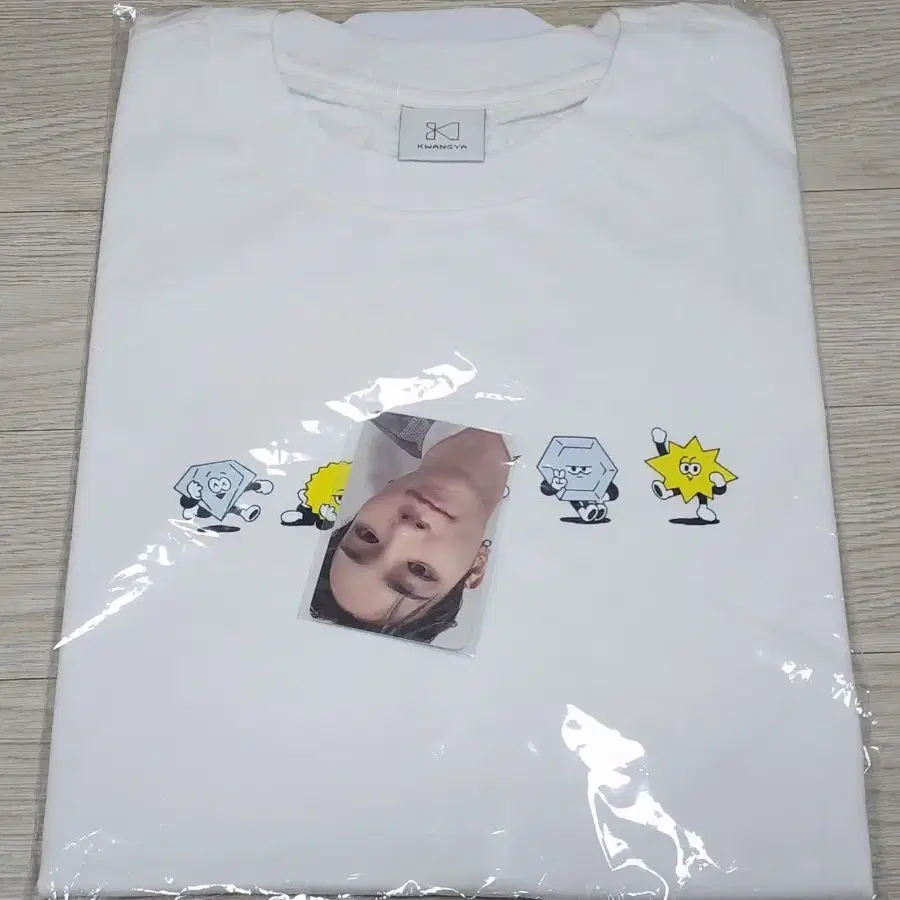 샤이니 에버랜드 콜라보 티셔츠 미개봉 키 포카 포토카드 포함