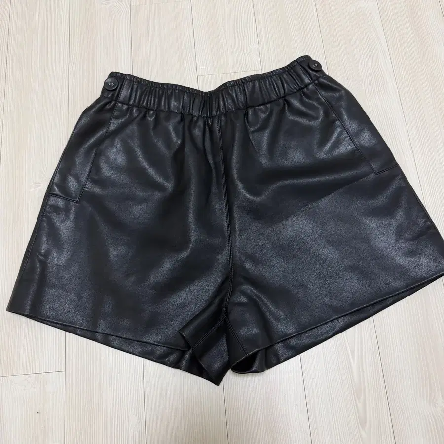 블랙 페이크 레더 밴딩 숏팬츠