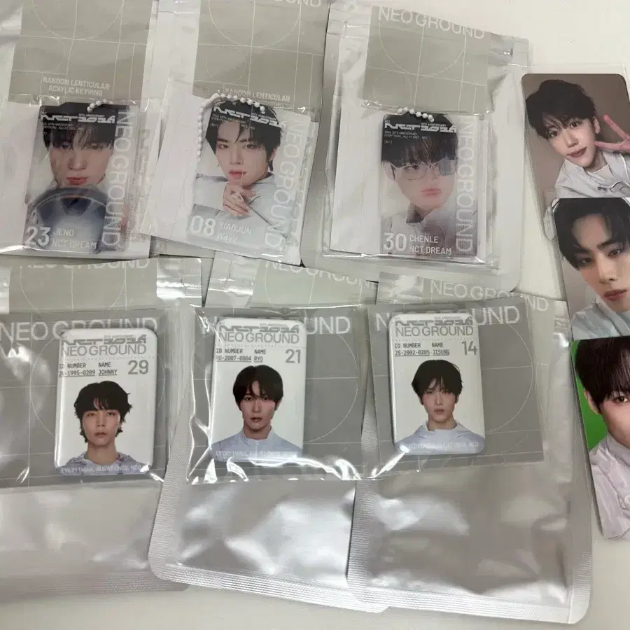 네오그라운드 렌티큘러, 메탈뱃지, 특전포카