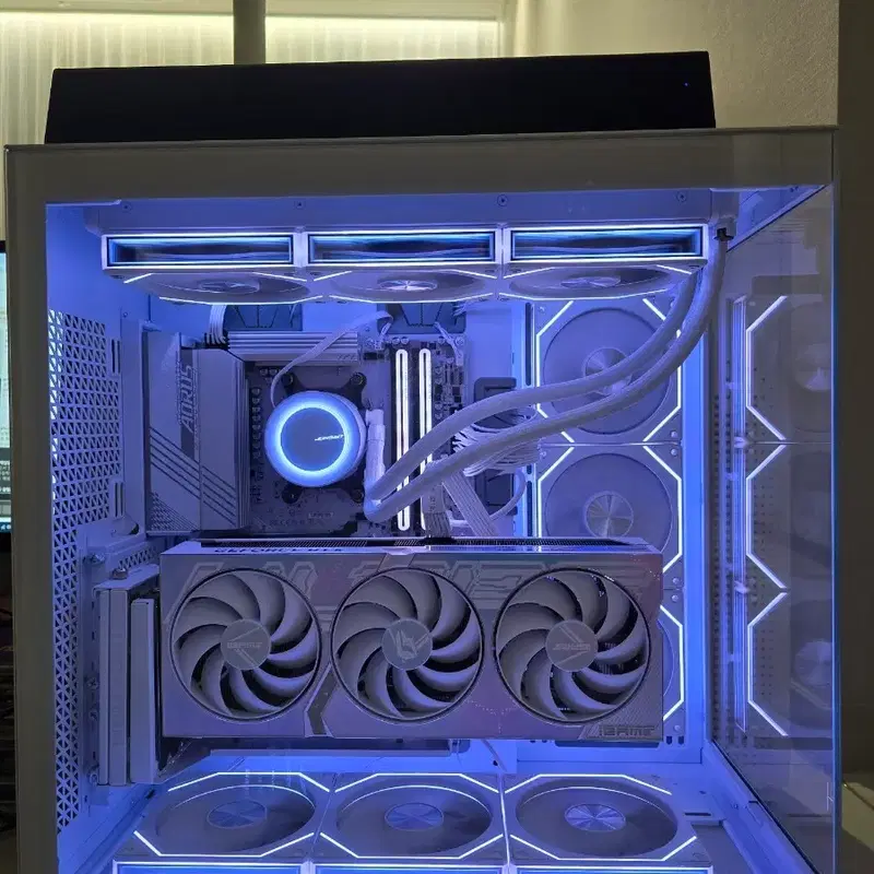 화이트 커스텀 PC ( 9600X/ RTX4070Ti Super) 고사양 본체 팝니다.