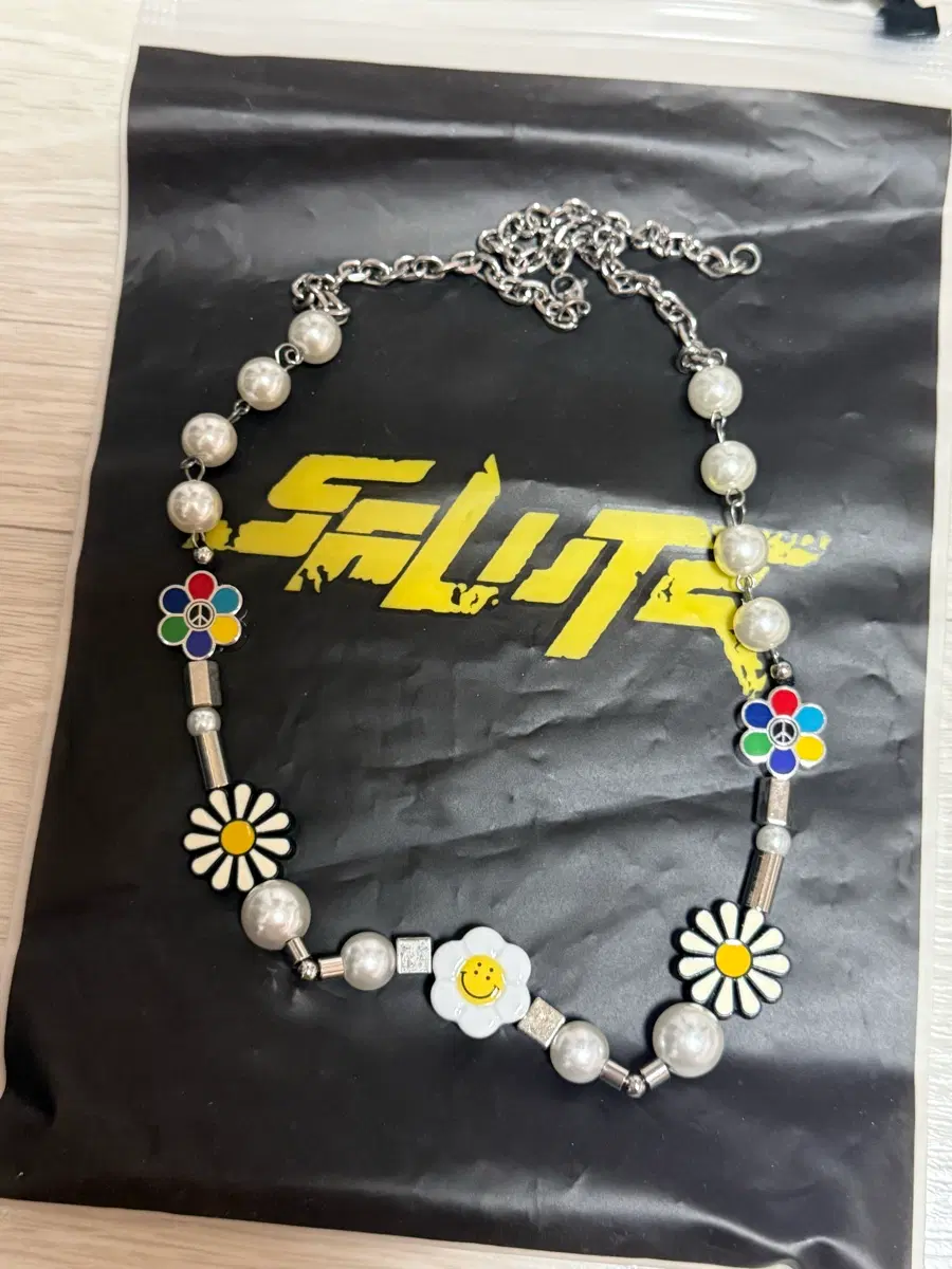 SALUTE EVAE MOB 살루트 이베몹 스마일 플라워 아나키 목걸이