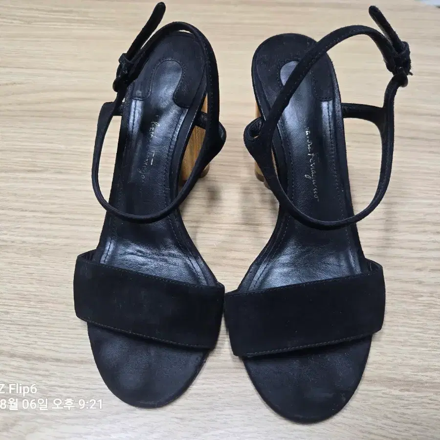 펠라가모 블랙 스웨이드 스트랩 샌듨