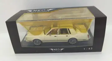 NEO 1/43 링컨 타운 카 아이보리 NEO43545
