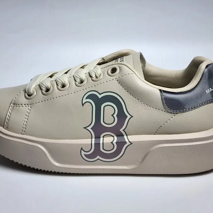 새제품 MLB청키 클래식 A 아이보리 230mm 운동화