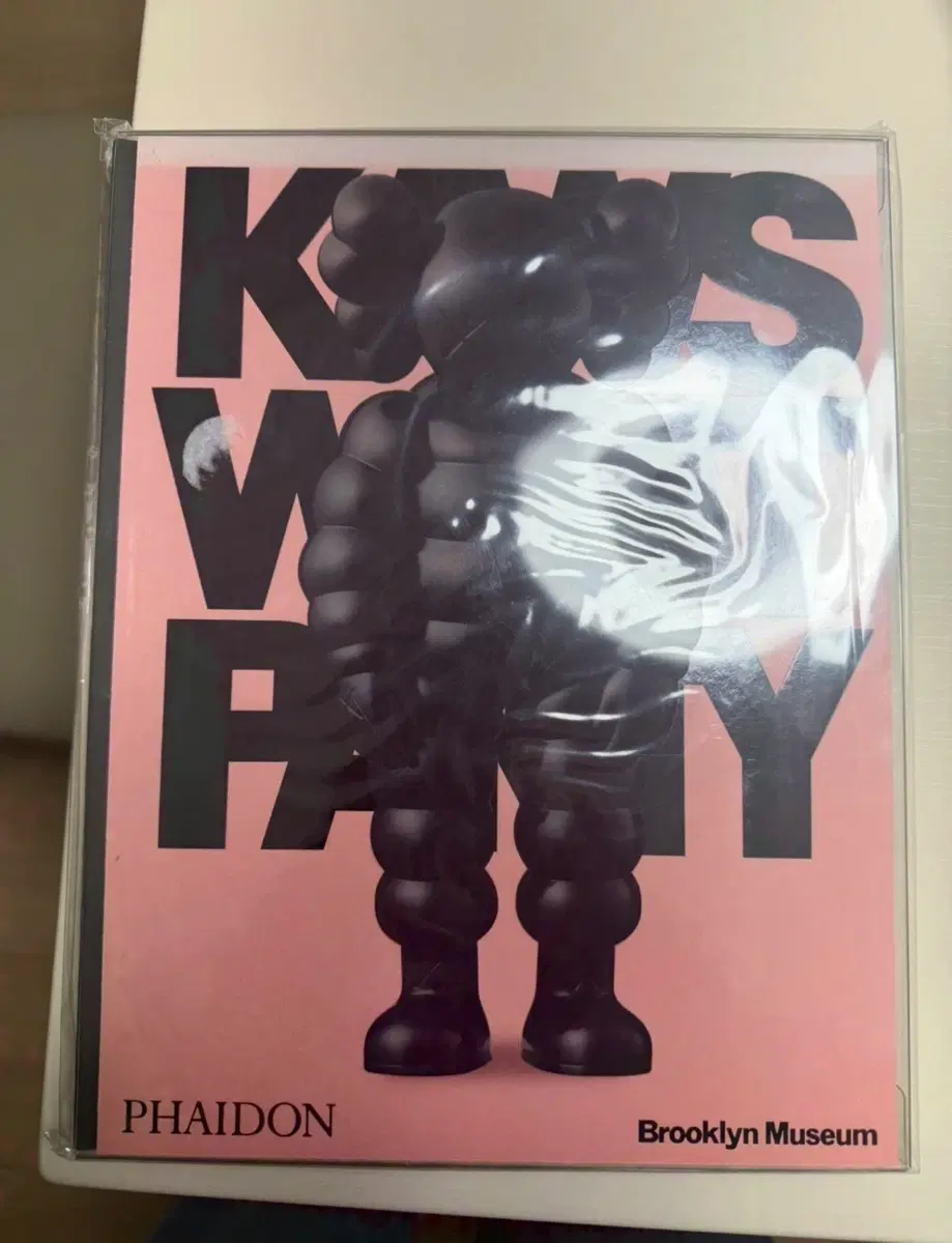 KAWS What Party 책 아트북 팝니다(첫번째 사진 윗부분 색변색 참조)