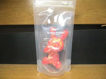블랙래빗 BLACK RABBiT 토끼 라메 빨간색 피규어