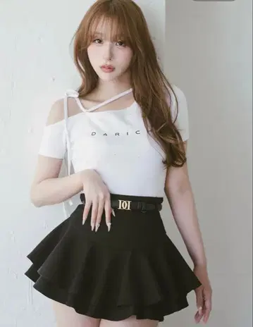 넥 리본 원 숄더 T셔츠 화이트 다리치