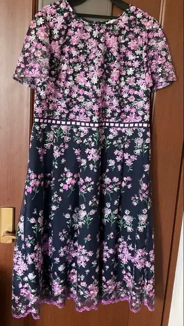 Rose Tiara 꽃무늬 자수 원피스 블랙 42