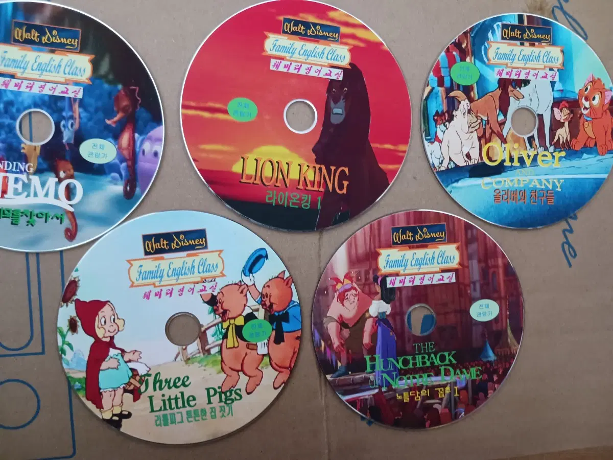 월트디즈니 DVD 영어교육 세트 (라이온킹, 올리버, 니모, 꼬마돼지 삼형제, 꼽추)총5장