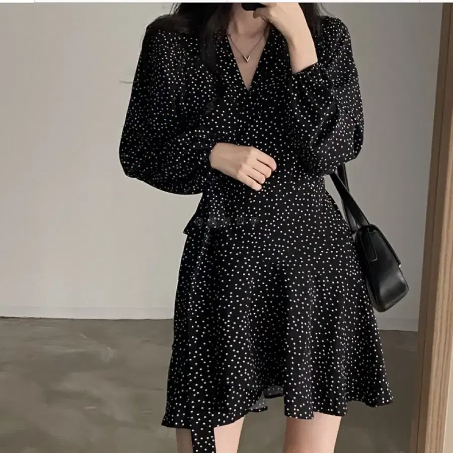 새 제품) 미니 랩원피스 도트 패턴 블랙