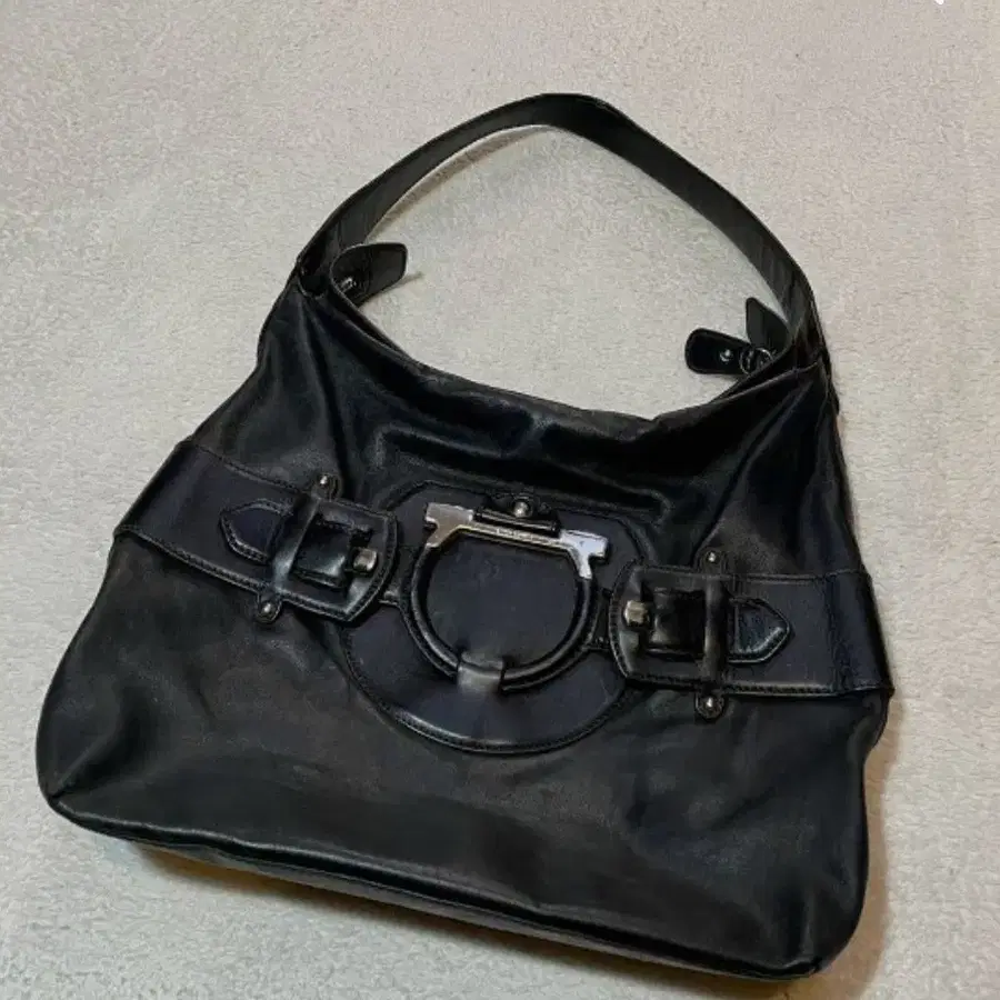 Salvatore Ferragamo] 페라가모 정품 시그니처 간치니 가죽 호보백숄더백