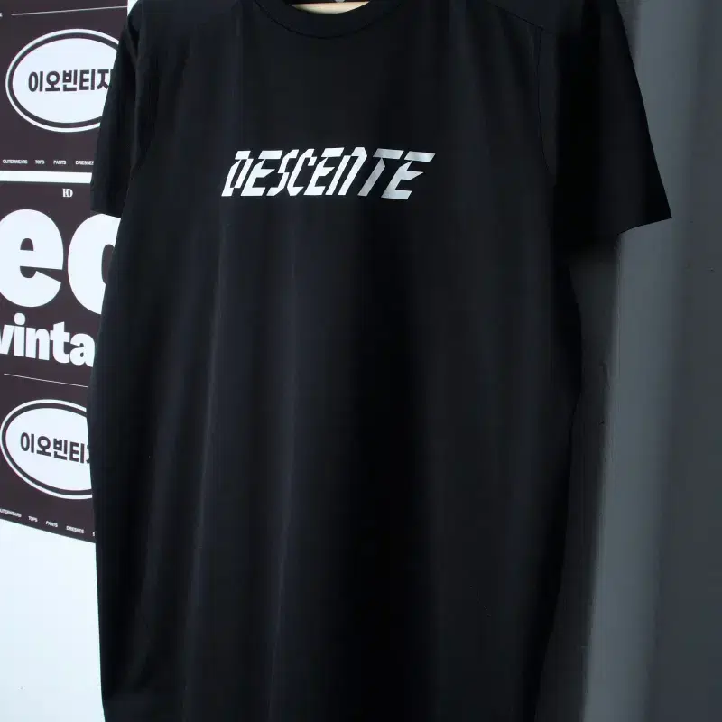 (L) 데상트 반팔 티셔츠 기능성 레터링 블랙 올드스쿨-H36724