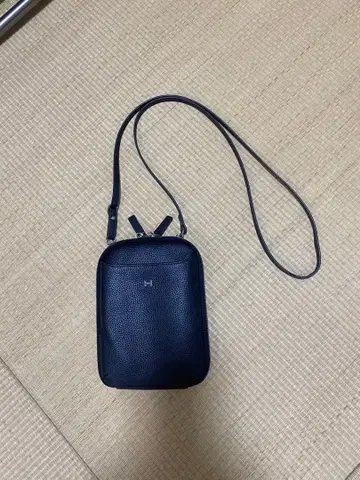 H 로고 가죽 숄더백 블랙