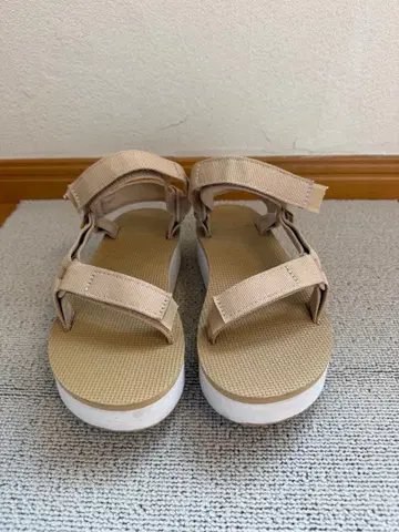 Teva 샌들 베이지 통굽 23