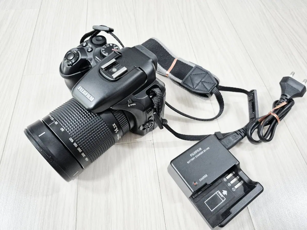 색감좋은 후지 파인픽스 하이엔드 카메라 S200 EXR