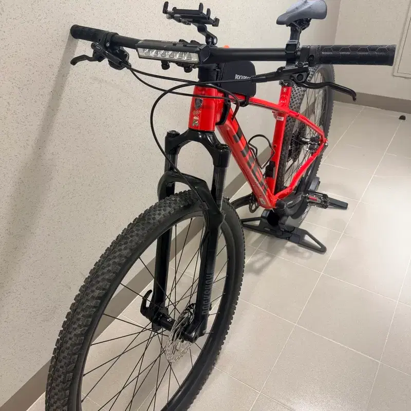 TREK X-CALIBER 8 MTB 레드 m/l사이즈 판매합니다.