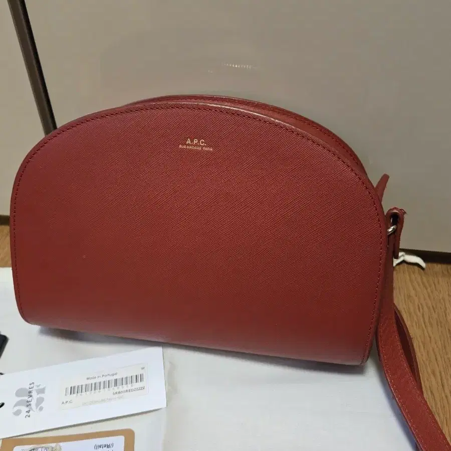 A.P.C. 아페쎄 하프문백 레드 스몰