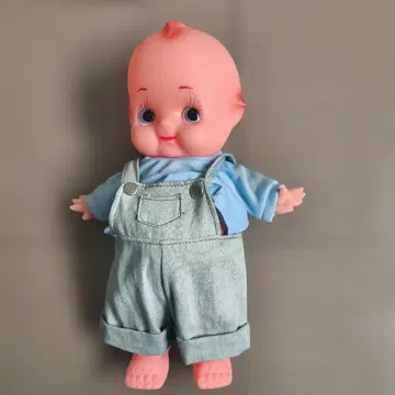 큐피 인형 오버롤 착용