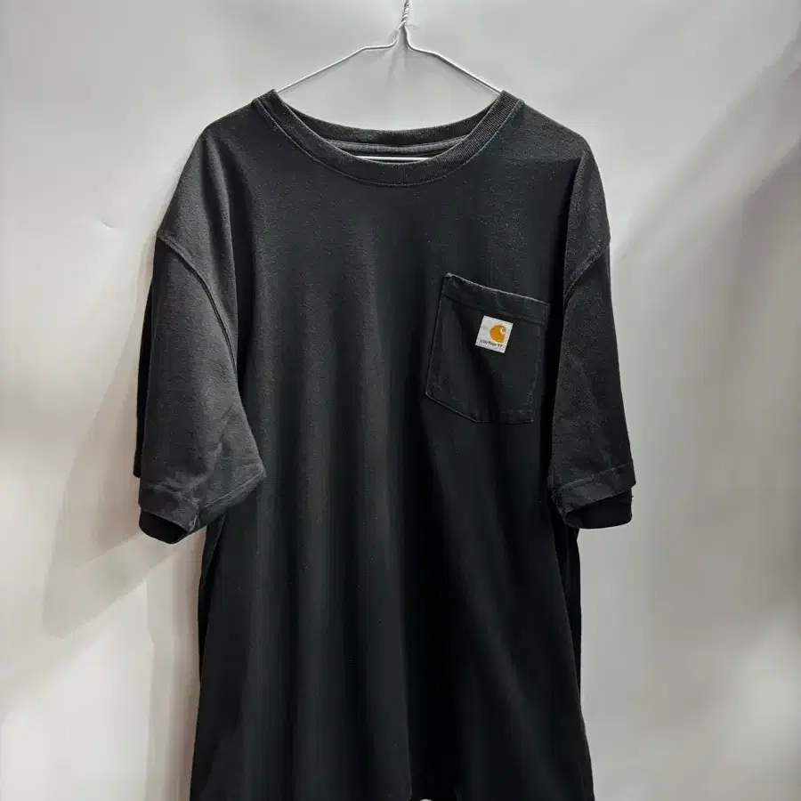 [L] 칼하트 K87 블랙 루즈핏 포켓 반팔티셔츠 2.0  브랜드: 칼하트 (Carhartt)  사이즈: 표기 L (루즈핏)  실측: 총길이 80 / 가슴반품 60 / 팔길이 26