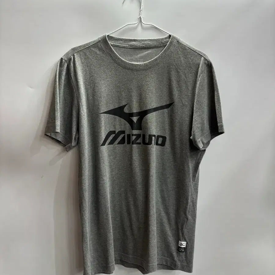 [M] 미즈노 그레이 빅로고 반팔티셔츠 2.0  브랜드: 미즈노 (MIZUNO)  사이즈: 표기 M (95)  실측: 총길이 70 / 가슴반품 48 / 팔길이 21 / 어깨 44