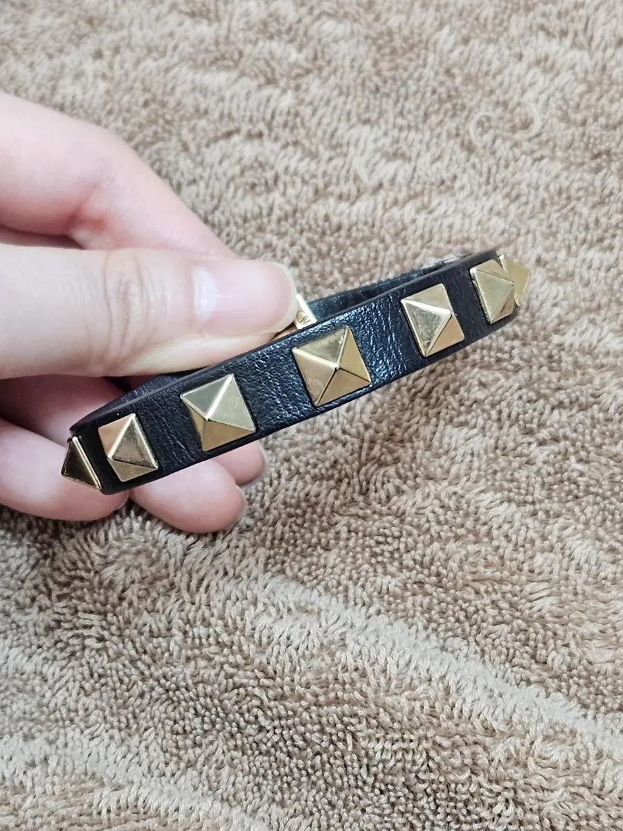 발렌티노 락스터드 팔찌 블랙