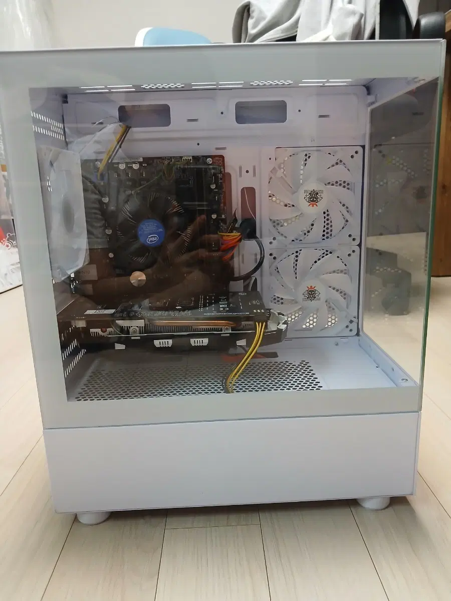 새하얀 강화유리 PC 케이스 (3RSYS L910)
