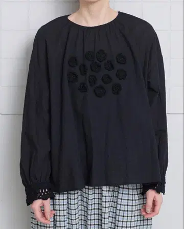 아틀리에 드 사봉 handcraft 뜨개꽃 장식 T 블라우스