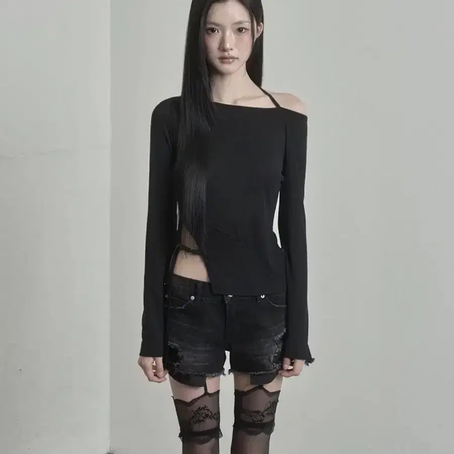 이네기 버클 컷아웃 탑