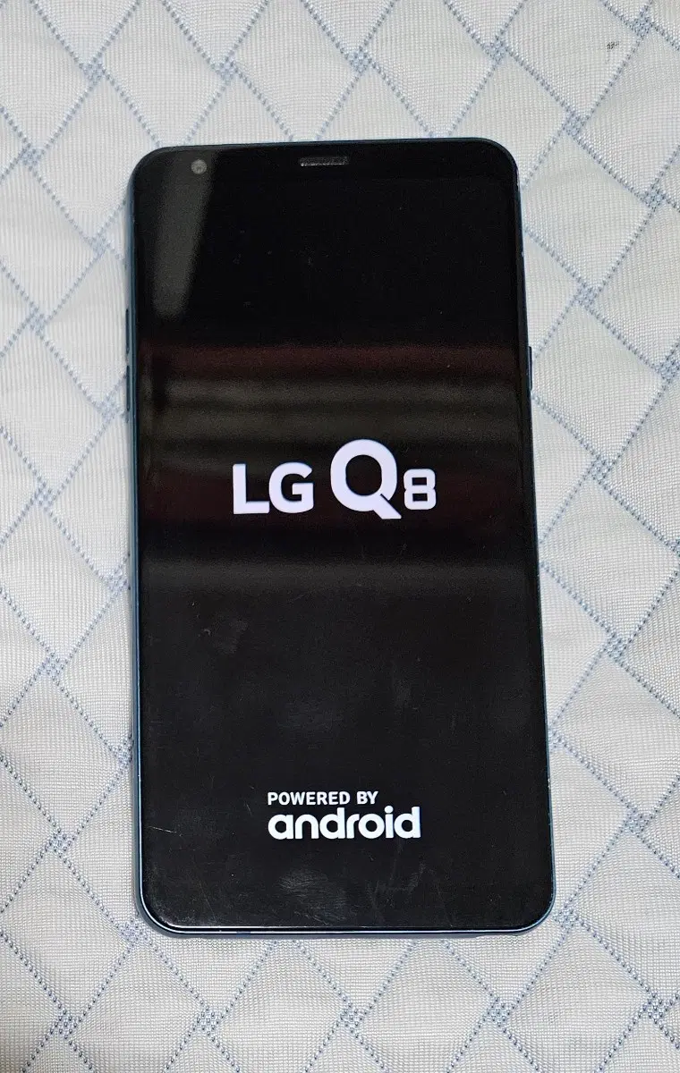 LG Q8 스마트폰