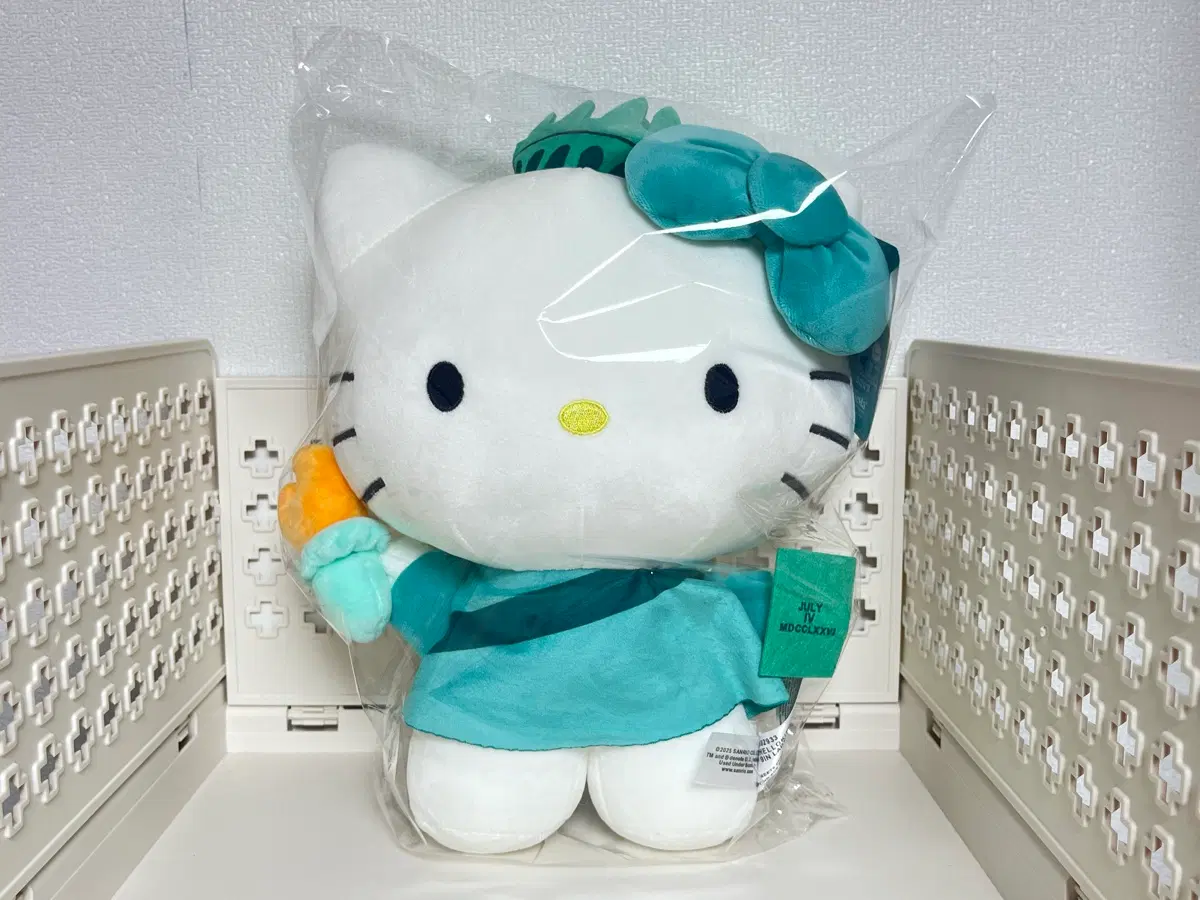 헬로키티 뉴욕 자유의 여신상 인형 새상품