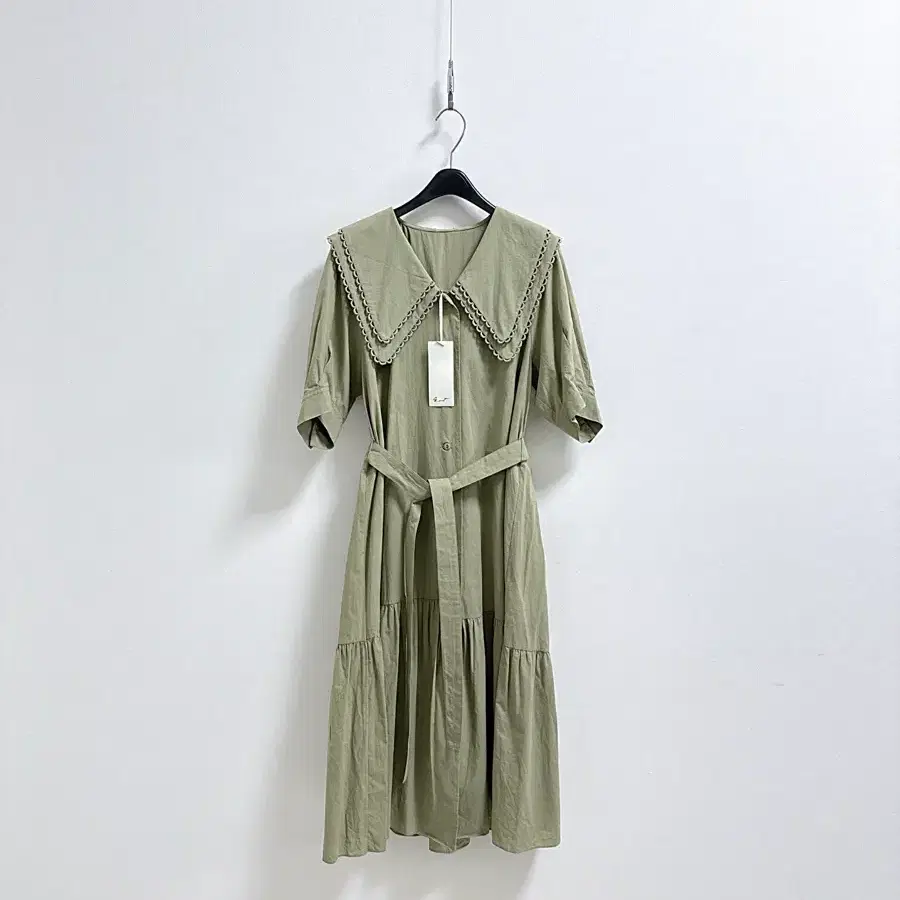 지컷 카라 포인트 벨티드 원피스