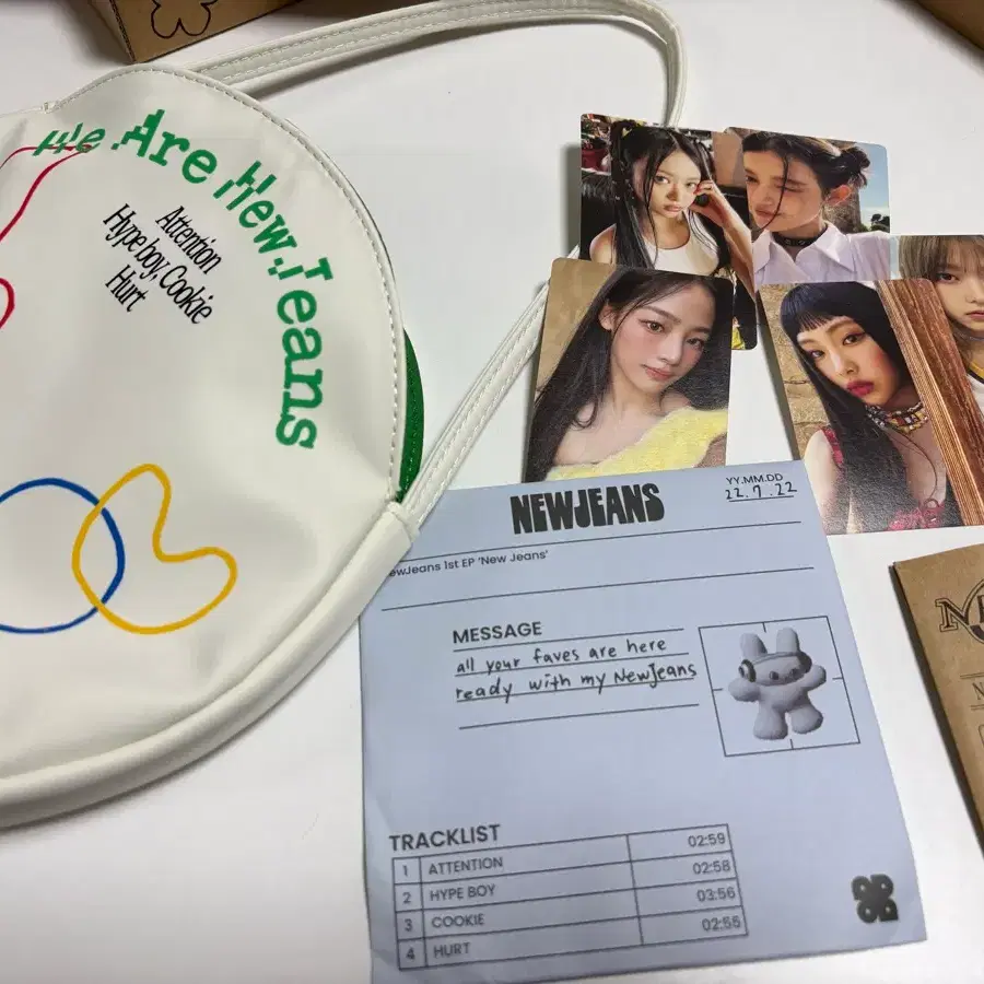 뉴진스 어텐션 하입보이 가방 앨범 화이트 (포카 포함)