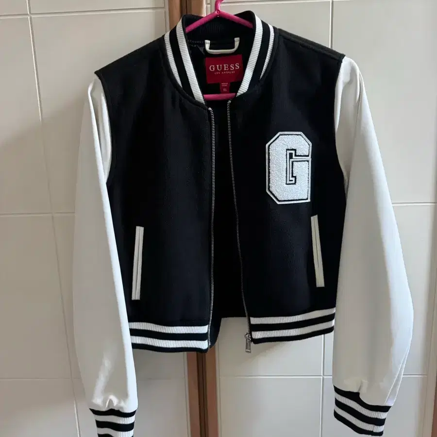 GUESS 블랙 화이트 야구 점퍼 XS