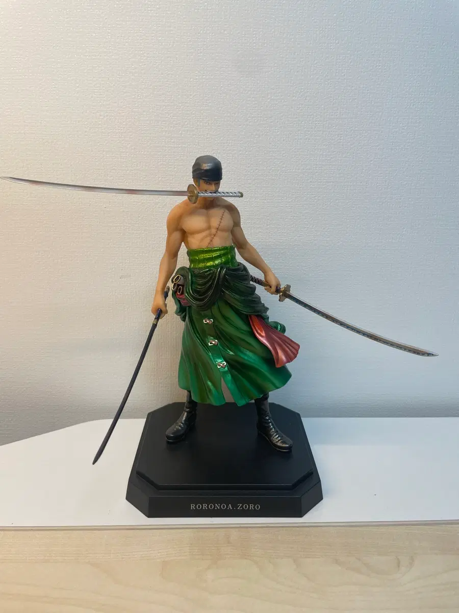 원피스 Figuarts ZERO 로로노아 조로 Battle Ver. 판매합니다.