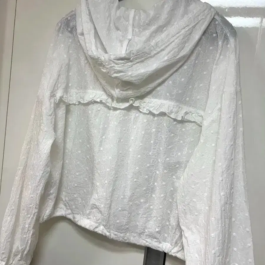 올리브데올리브 25ss 프릴 자수 경량 후드 집업 아사면 레이스 숏 점퍼 바람막이