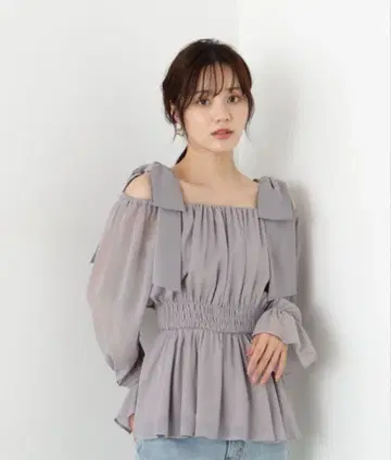 프로포션 오프숄더 블라우스