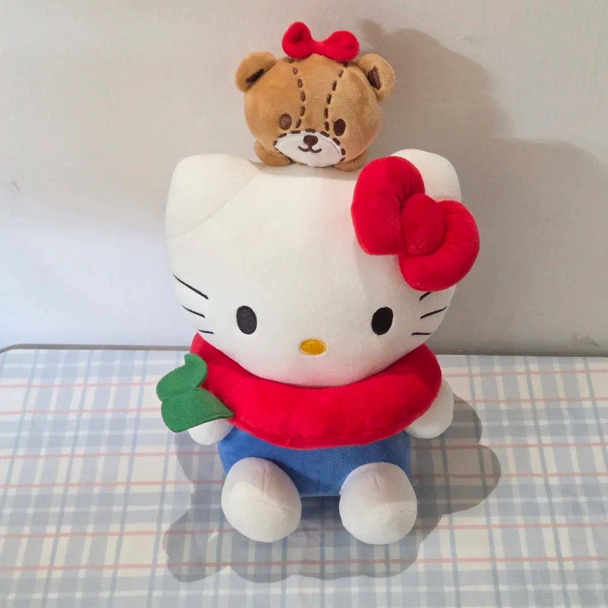 산리오 헬로키티 사과 목도리 곰돌이 누이 인형