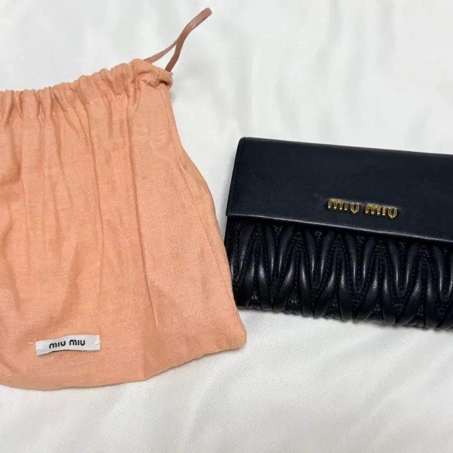 (여성잡화) 미우미우 마틀라세 반지갑 블랙