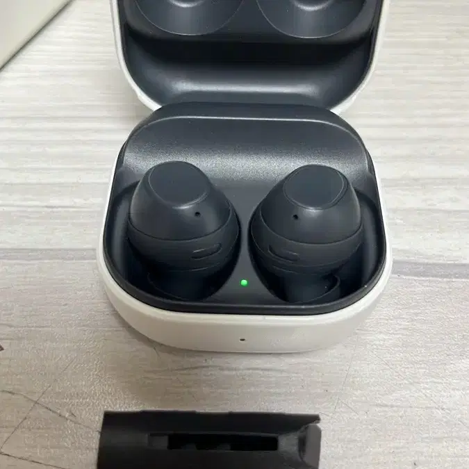 갤럭시 버즈 FE 블랙 판매 합니다.