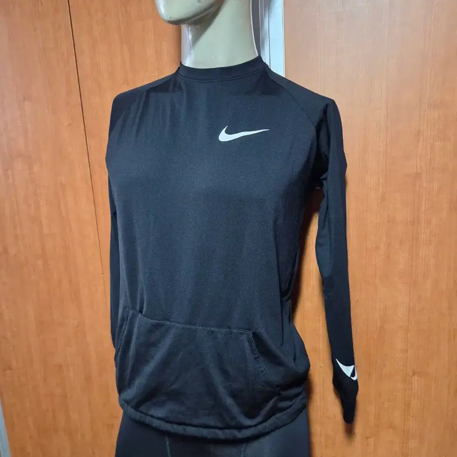 NIKE PRO나이키프로긴팔맨투맨여성및쥬니어160/80입니다.