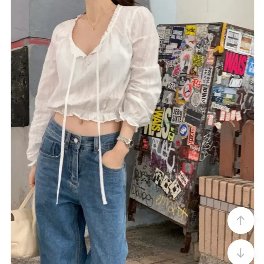 웨어로우 버튼 프릴 셔링 블라우스