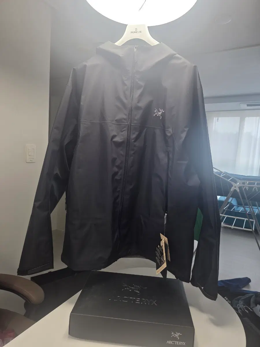 아크테릭스 바람막이 자켓 블랙 2XL 완전새것 미사용 백화점구매