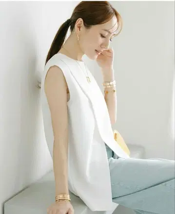 호시 레이나 콜라보 크루넥 슬릿 블라우스 상의