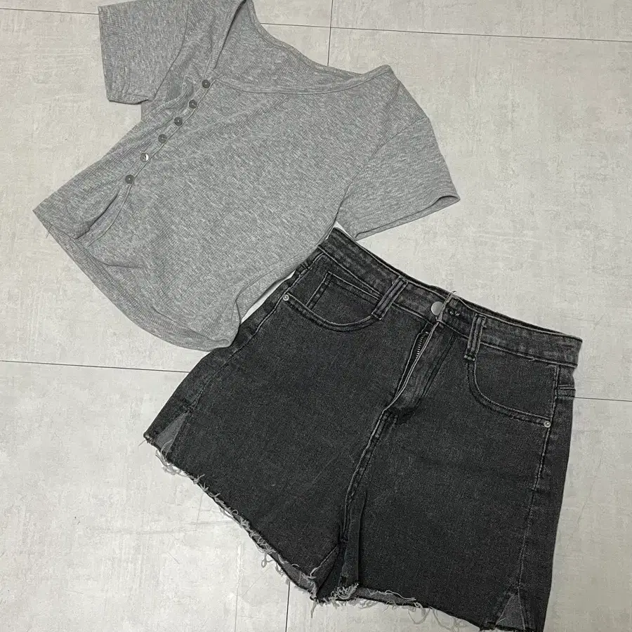 그레이 반팔 티셔츠 앤 블랙 데님 핫팬츠 세트
