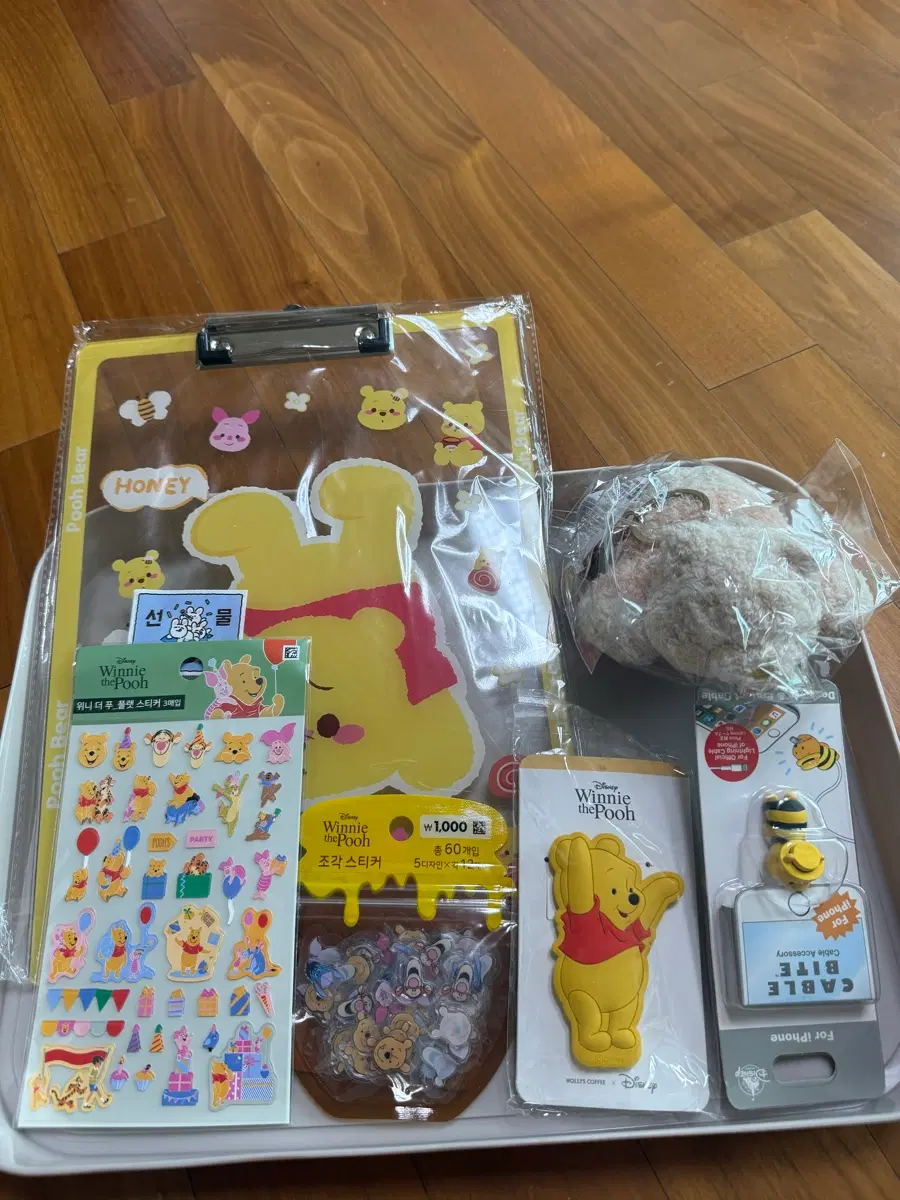 곰돌이 푸인형+ 스티커2종+클립보드+핸드폰굿즈2개