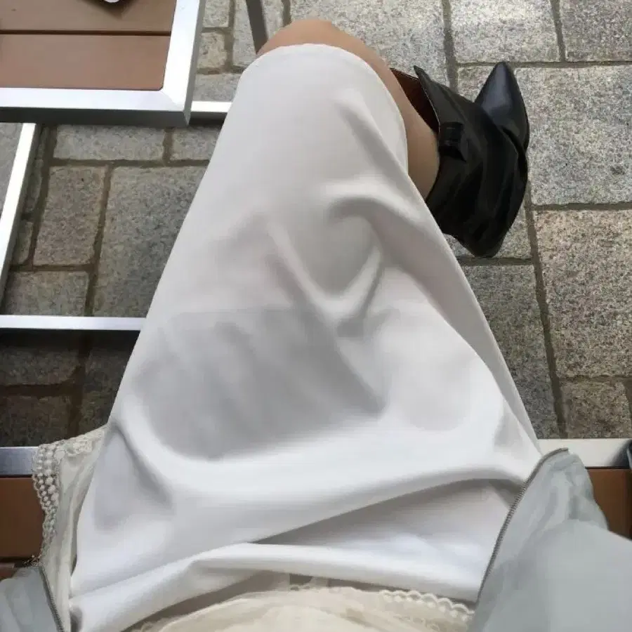 화이트 레이어드 미디스커트