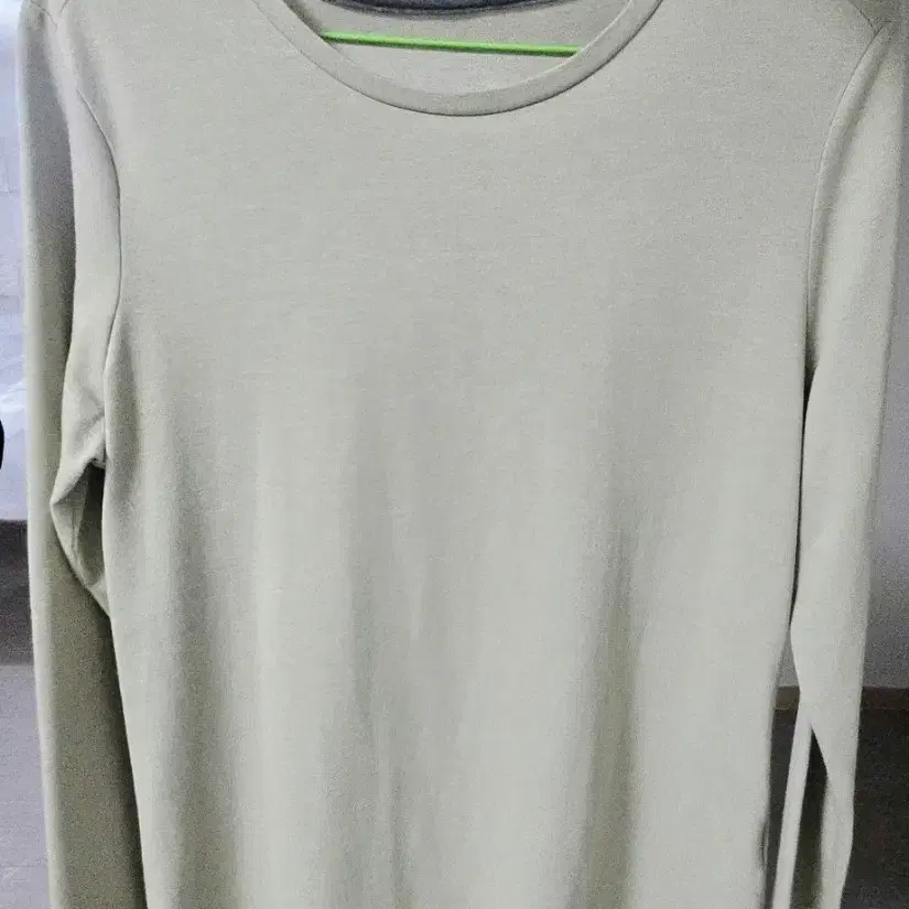 은은한 올리브색 긴팔 티셔츠