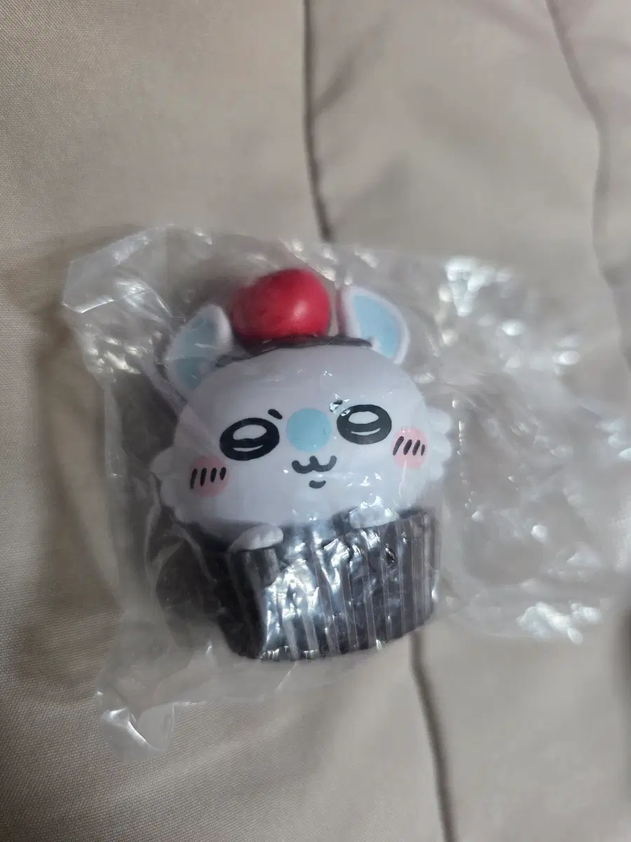 치이카와 모몽가 컵케이크 피규어