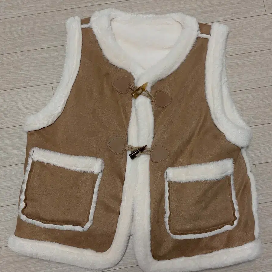 떡볶이 양털 무스탕 조끼